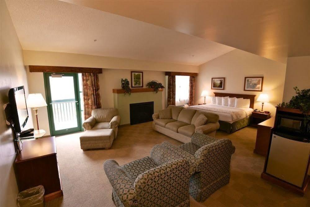 Chief Logan Lodge Hotel & Conference Exterior photo